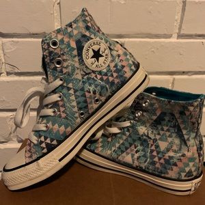 Women's converse size 6